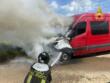 Paura sulla provinciale a Brindisi, in fiamme un furgone in marcia: intervengono i vigili del fuoco