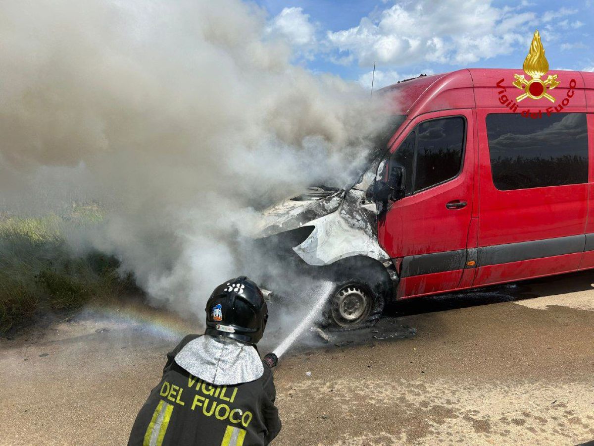 Galleria foto 'Paura sulla provinciale a Brindisi, in fiamme un furgone in marcia: intervengono i vigili del fuoco' - foto 1