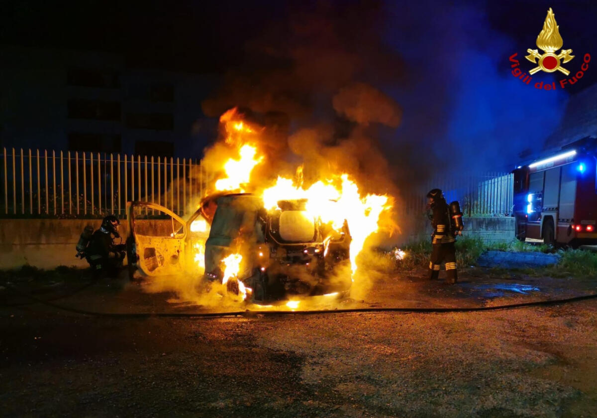 Galleria foto 'Notte di fuoco nel Barese, in fiamme un furgone a Valenzano e tre auto nel quartiere Japigia – FOTO' - foto 1