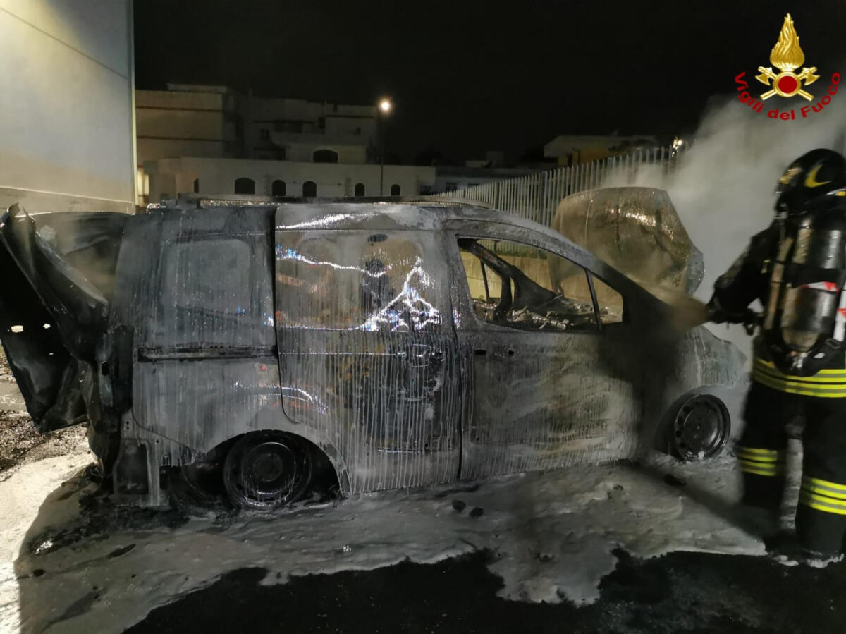 Galleria foto 'Notte di fuoco nel Barese, in fiamme un furgone a Valenzano e tre auto nel quartiere Japigia – FOTO' - foto 2