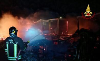 Carovigno, un incendio distrugge un lido alla vigilia dell’inaugurazione: ipotesi dolo