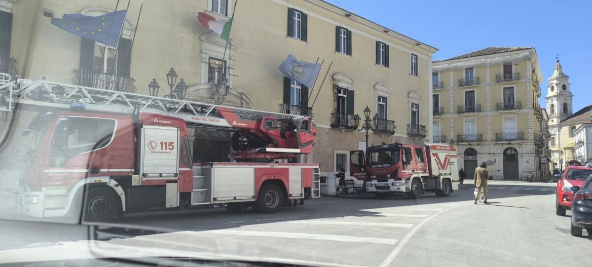 Galleria foto 'Foggia, incendio a Palazzo Dogana: i Vigili del Fuoco hanno evitato il peggio' - foto 1