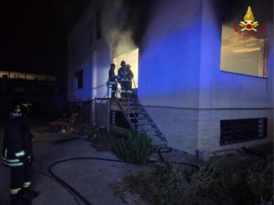 Ruvo di Puglia, fiamme in uno stabilimento industriale in costruzione: intervengono i vigili del fuoco