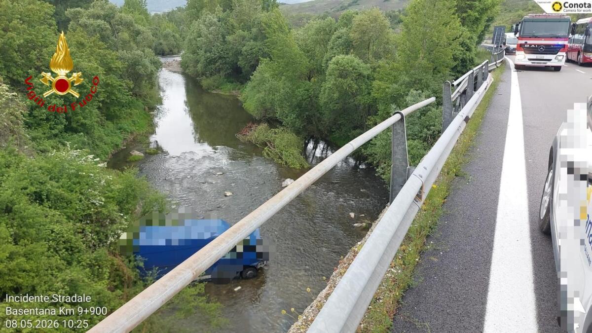Galleria foto 'Incidente sulla Basentana, furgone sfonda le barriere del ponte e finisce nel fiume: 33enne in ospedale – FOTO' - foto 2