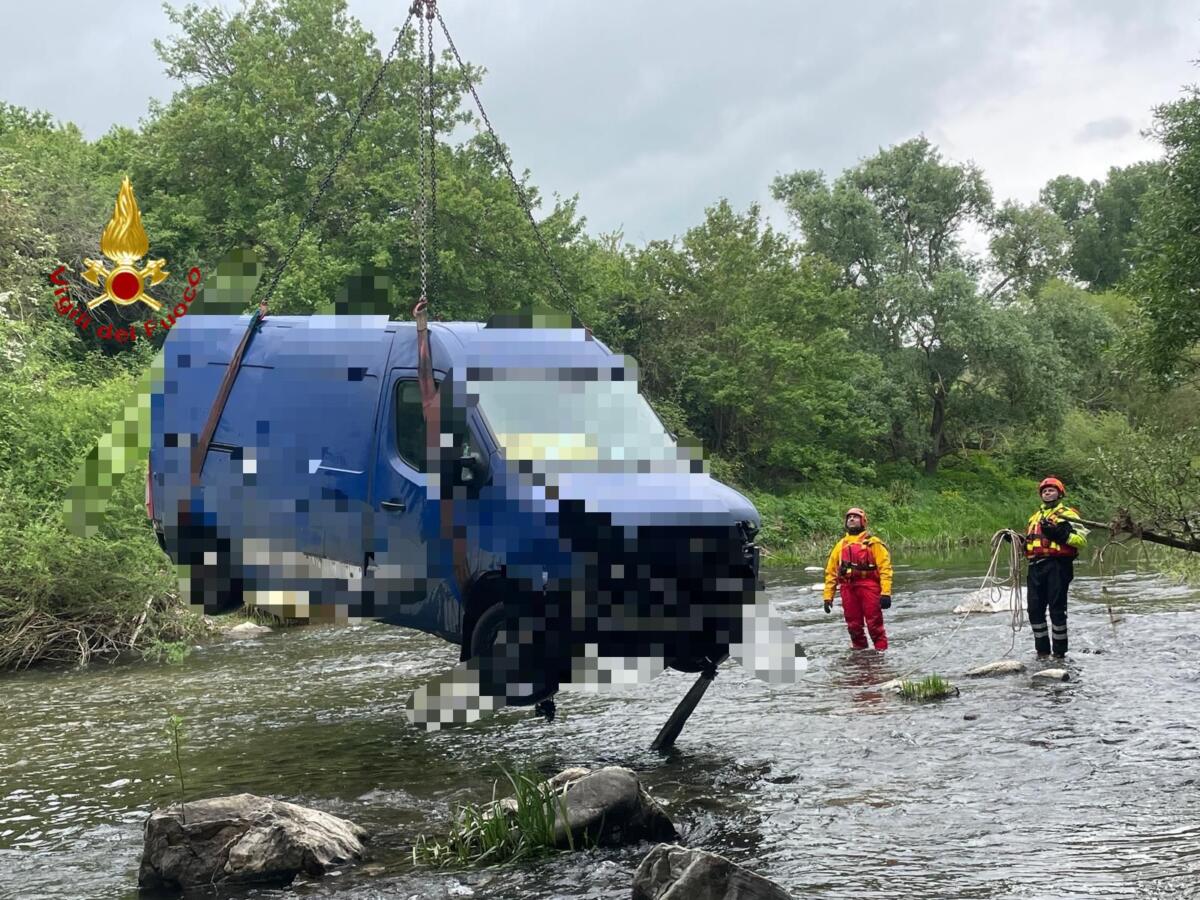 Galleria foto 'Incidente sulla Basentana, furgone sfonda le barriere del ponte e finisce nel fiume: 33enne in ospedale – FOTO' - foto 4