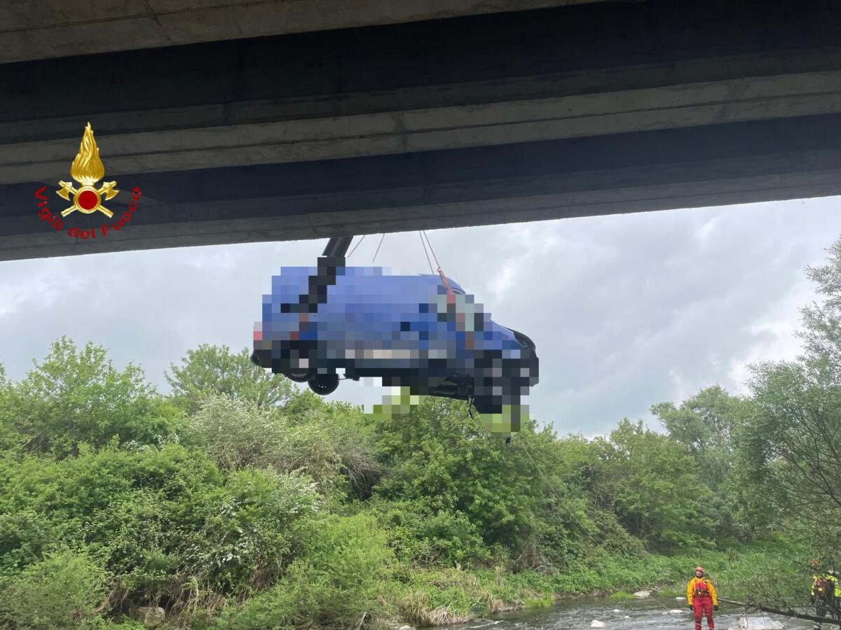 Galleria foto 'Incidente sulla Basentana, furgone sfonda le barriere del ponte e finisce nel fiume: 33enne in ospedale – FOTO' - foto 3