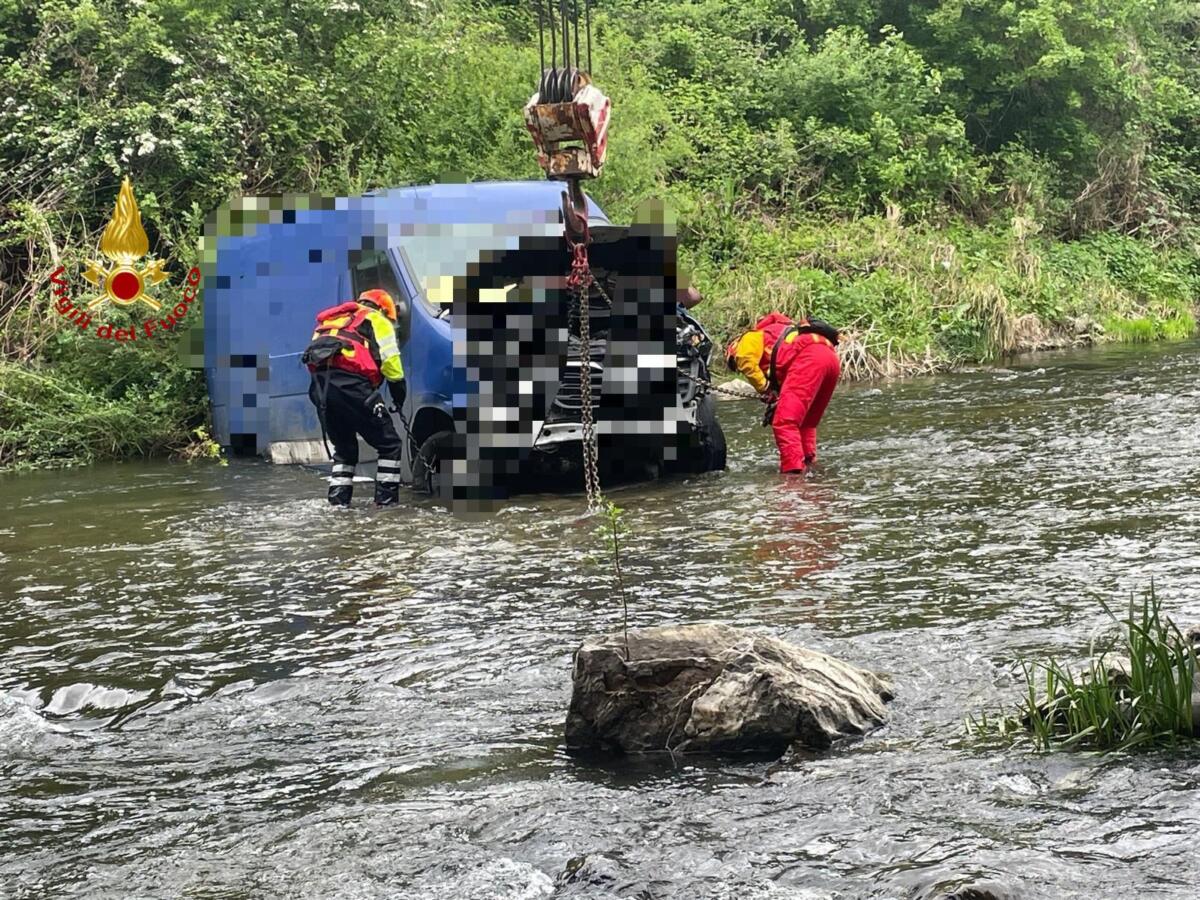 Galleria foto 'Incidente sulla Basentana, furgone sfonda le barriere del ponte e finisce nel fiume: 33enne in ospedale – FOTO' - foto 1