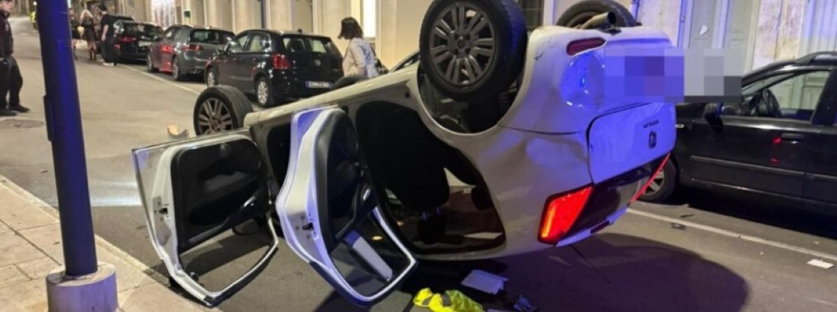 Galleria foto 'Rutigliano, auto si ribalta dopo un violento schianto: mistero sugli occupanti, forse erano minorenni' - foto 1