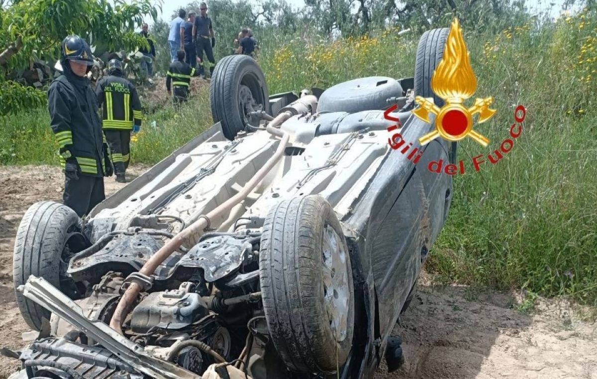 Galleria foto 'San Ferdinando di Puglia, auto finisce fuori strada e si ribalta sulla provinciale: due feriti gravi' - foto 1