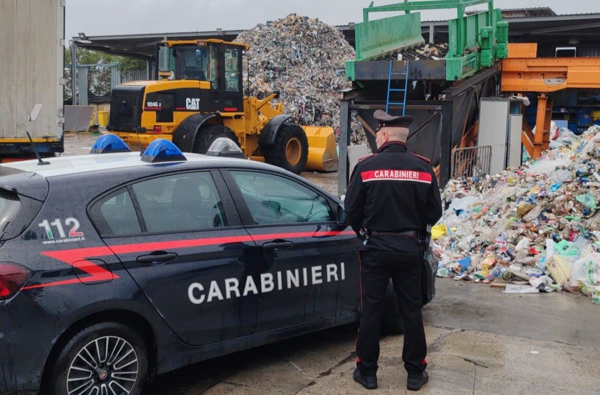 Galleria foto 'Galatone, mano incastrata in un macchinario per il compattamento dei rifiuti: ferito operaio 54enne' - foto 1