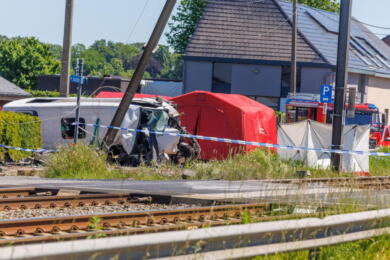 Scuolabus travolto da un treno in Belgio: morti l’autista, l’accompagnatrice e due adolescenti