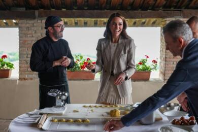 Reggio Emilia, dopo la visita nelle scuole Kate Middleton prepara i tortellini – VIDEO