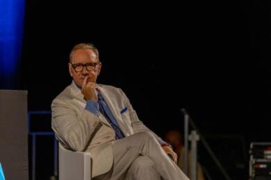 Kevin Spacey conquista Foggia: lacrime e standing ovation per l’attore premio Oscar