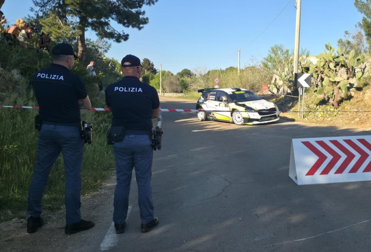 Galleria foto 'Casarano, lancio di fumogeni e torce durante il Rally del Salento: scattano altre quattro denunce' - foto 1