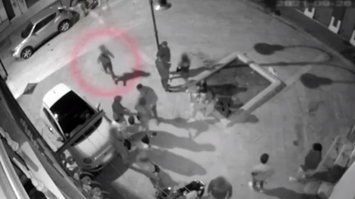 Molfetta, durante una lite tra giovani spunta una pistola giocattolo: panico tra i passanti Molfetta, durante una lite tra giovani spunta una pistola giocattolo: panico tra i passanti
