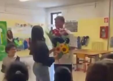 Proposta di matrimonio a sorpresa a scuola: complici gli alunni, la maestra Arianna dice “Sì” nell’atrio – VIDEO