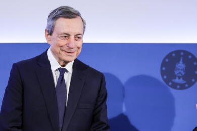 Draghi ad Aquisgrana avverte l’Ue: «Niente più garanzie Usa sulla nostra sicurezza»