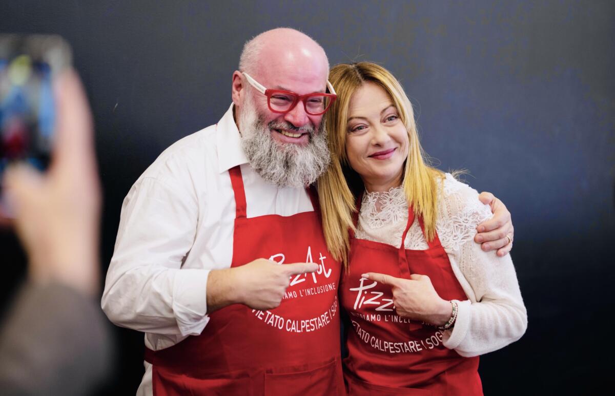 Galleria foto 'Primo Maggio, Meloni a pranzo dai ragazzi di PizzAut: «Progetto coraggioso e di cuore»' - foto 1