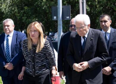 Flotilla, attivisti inginocchiati e derisi: la rabbia di Meloni. Mattarella: «Trattamento incivile»