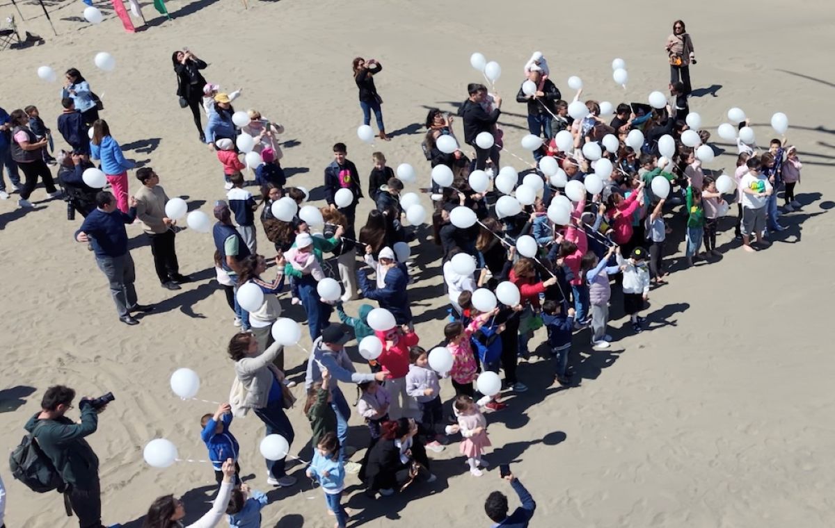 Galleria foto 'Festival degli aquiloni a Margherita di Savoia, dai bambini palloncini bianchi e messaggi di pace al mondo – FOTO' - foto 2