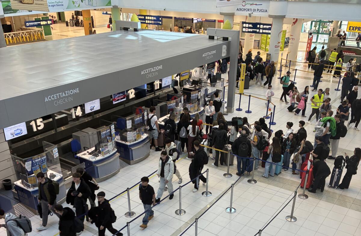 Galleria foto 'Aeroporti di Puglia: ad aprile quasi un milione e 100mila passeggeri negli scali di Bari, Brindisi e Foggia' - foto 1