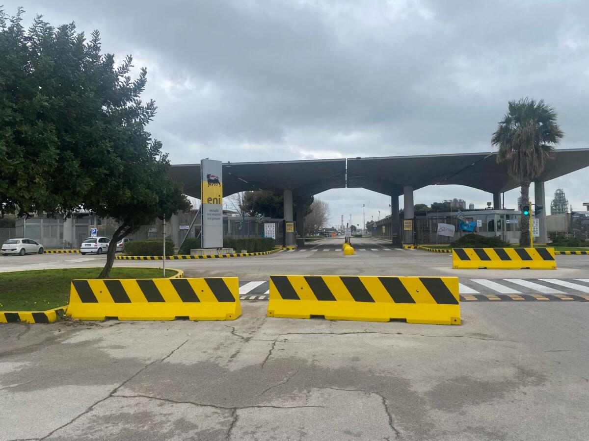 Brindisi, scoppia la protesta al Petrolchimico: «I lavoratori sono senza garanzie» Brindisi, scoppia la protesta al Petrolchimico: «I lavoratori sono senza garanzie»