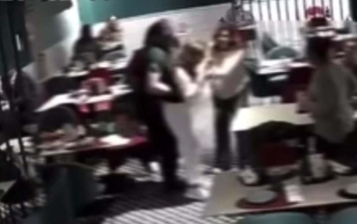 Galleria foto 'Paura in pizzeria a Sava, donna rischia di soffocare: salvata dal titolare con la manovra di Heimlich' - foto 1