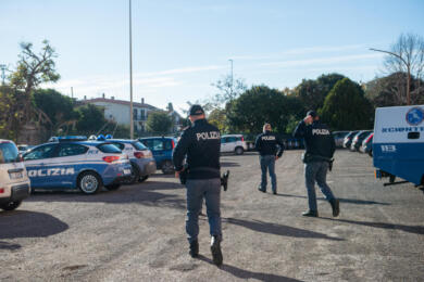 Taranto, Tamburi e Salinella rioni dello spaccio: la droga venduta in case e negozi