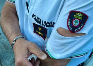 Mola di Bari, aggredisce due agenti della polizia locale: denunciato un ambulante 43enne