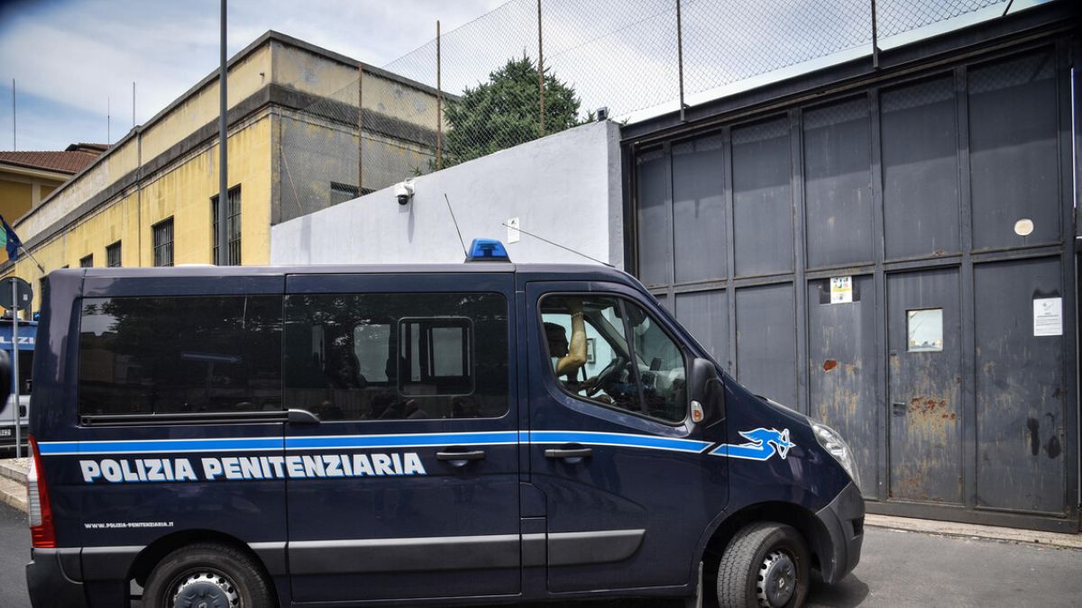 Droga e cellulari nel carcere di Taranto, 10 arresti: coinvolto un poliziotto penitenziario Droga e cellulari nel carcere di Taranto, 10 arresti: coinvolto un poliziotto penitenziario