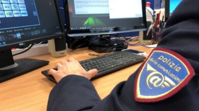 Bari, diffonde foto intime della ex compagna sui social network: arrestato un 53enne campano