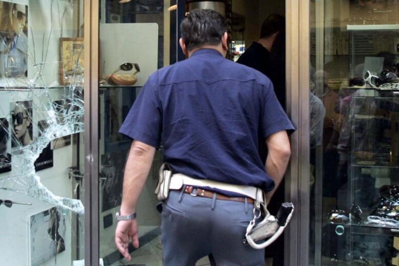 poliziotto spaccata
