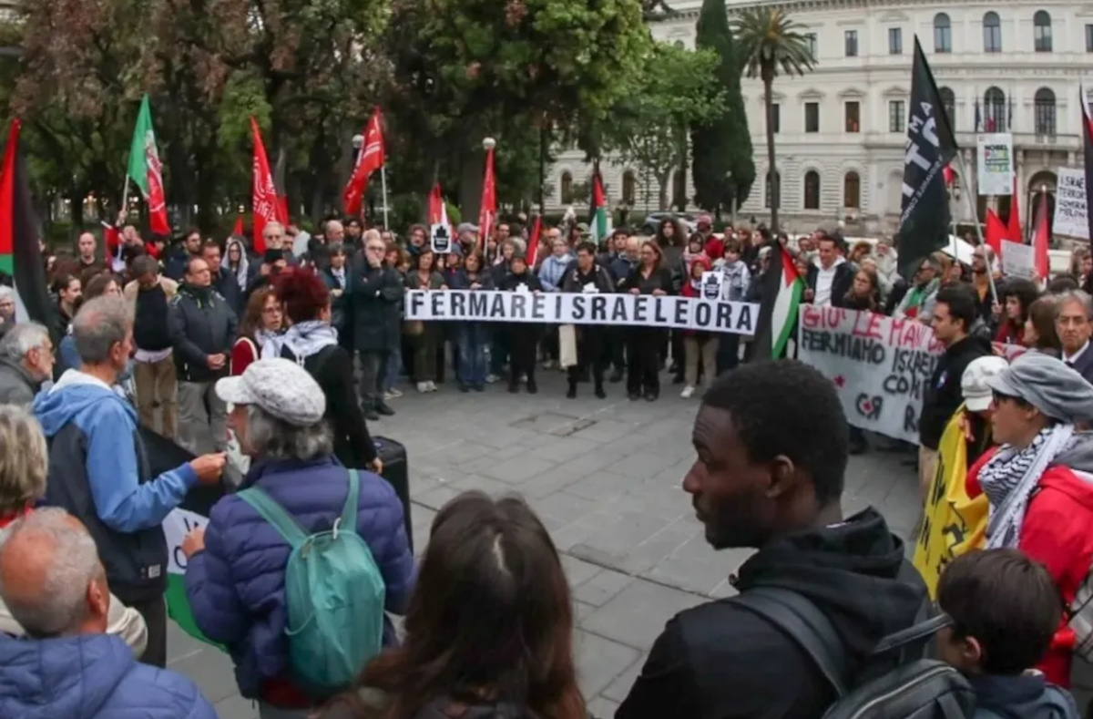 Galleria foto 'Bari, presidi permanenti per la liberazione degli attivisti della Flotilla: «Italia e Ue intervengano per il rilascio»' - foto 1