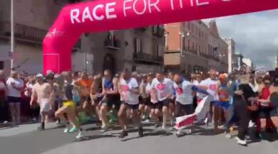 Race for the Cure, un’onda rosa attraversa Bari: in oltre 30mila corrono contro il tumore al seno – VIDEO