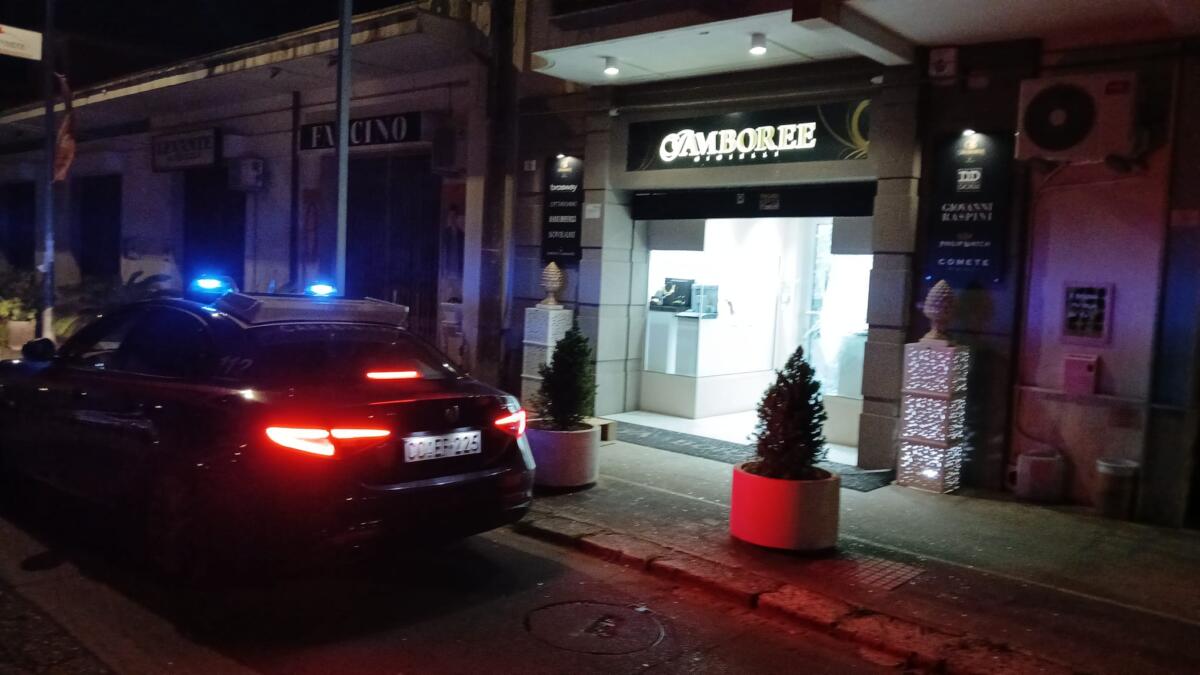 Galleria foto 'Presicce-Acquarica, spaccata in una gioielleria nella notte: malviventi in fuga con il bottino' - foto 1
