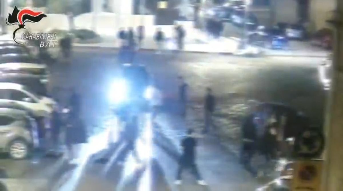 Galleria foto 'Maxi rissa in piazza, scattano misure cautelari per 11 ragazzi di Barletta e Cerignola: in cinque ai domiciliari – VIDEO' - foto 1