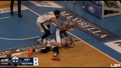 Basket, finisce in rissa la partita tra Roseto e Ruvo: pivot pugliese aggredisce l’avversario – VIDEO
