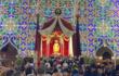 Bari, la pioggia non ferma la fede: si accendono le luminarie e arriva la statua di San Nicola