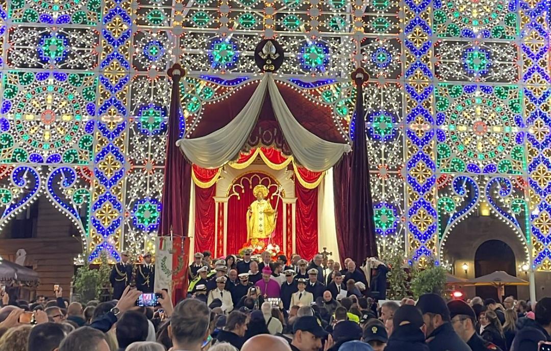Galleria foto 'Bari, la pioggia non ferma la fede: si accendono le luminarie e arriva la statua di San Nicola' - foto 1