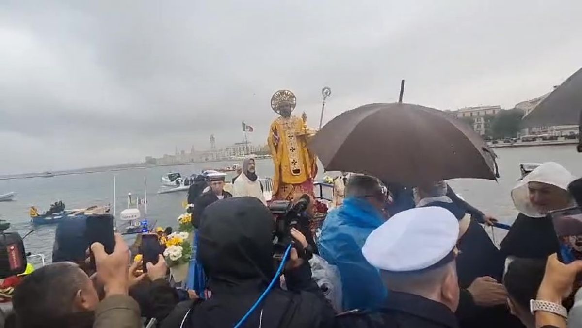 Galleria foto 'Bari, vento e pioggia rovinano la festa di San Nicola: niente processione a mare della statua – VIDEO' - foto 1
