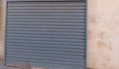Bari capitale del commercio, ma in città serrande abbassate e i negozi si trasformano in garage