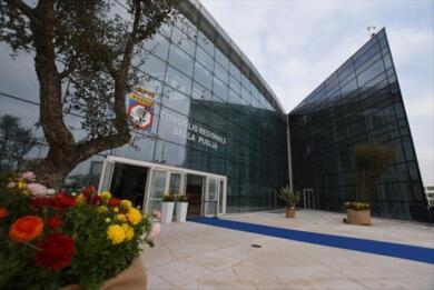 Aumento dell’Irpef per coprire il deficit sanitario in Puglia, opposizioni all’attacco: «Pagano solo i cittadini»