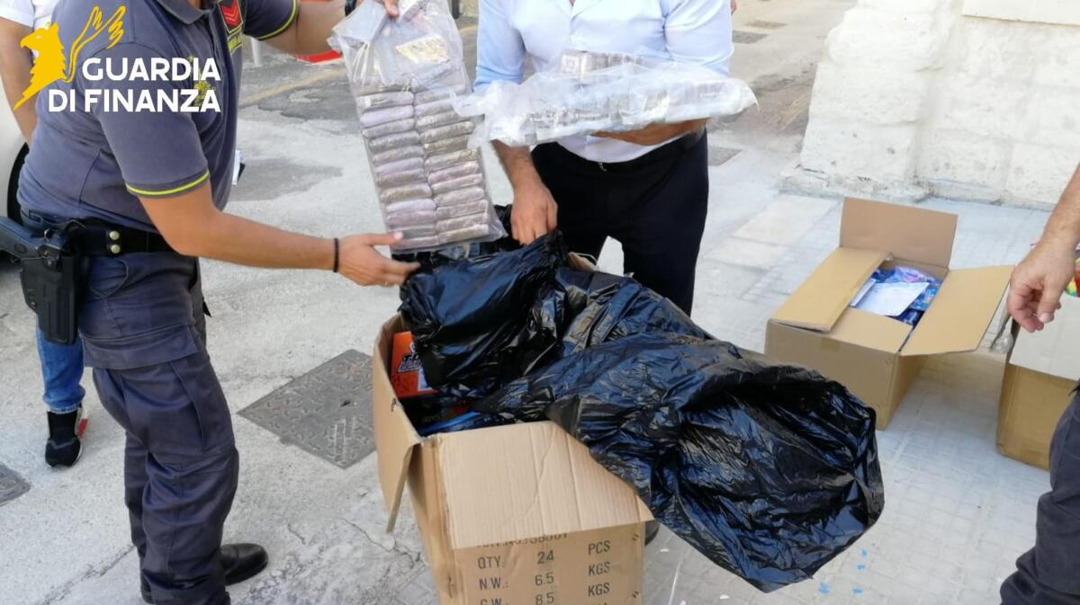Traffico di droga nel Salento, sequestrati 110 chili di cocaina e hashish: indagate 9 persone – FOTO Traffico di droga nel Salento, sequestrati 110 chili di cocaina e hashish: indagate 9 persone – FOTO