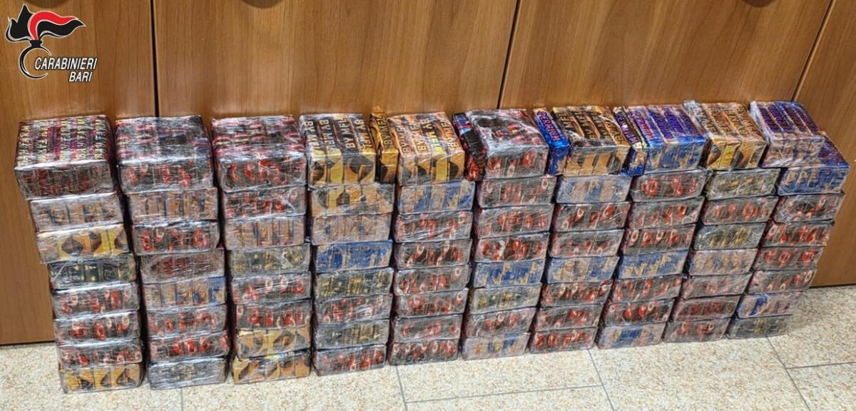 Bari, in auto e nei mobili della cucina nascondono 42 kg di hashish: arrestati un uomo e due donne Bari, in auto e nei mobili della cucina nascondono 42 kg di hashish: arrestati un uomo e due donne
