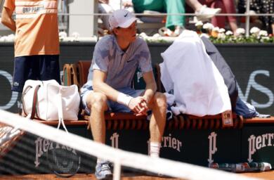 Tennis, Sinner si arrende al caldo e crolla contro Cerundolo in 5 set