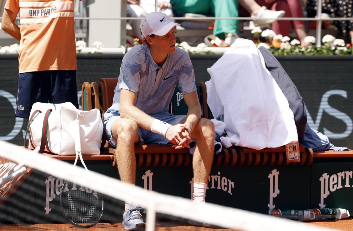 Tennis, Sinner si arrende al caldo e crolla contro Cerundolo in 5 set Tennis, Sinner si arrende al caldo e crolla contro Cerundolo in 5 set