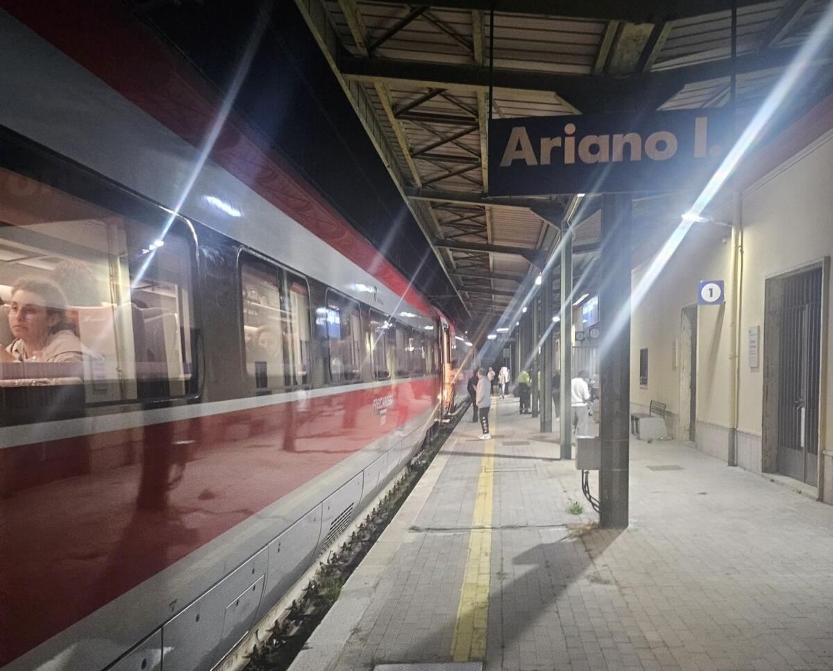 Galleria foto 'L’odissea dei trasporti, pugliesi bloccati su un treno senza alcuna assistenza: «Disagi da terzo mondo»' - foto 1