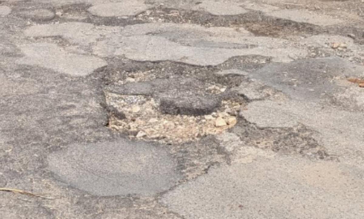 Galleria foto 'Bari, strade “colabrodo” e ripristini fantasma: il sindaco Leccese blocca i cantieri dei sottoservizi' - foto 1