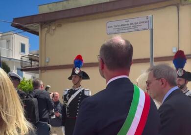Fasano, una via intitolata al generale Dalla Chiesa: alla cerimonia i figli Rita e Nando e il deputato D’Attis – VIDEO
