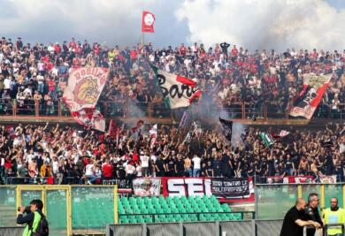 Playout di Serie B, i tifosi biancorossi chiedono un miracolo: «Dio salvi la Bari». Maiellaro critico